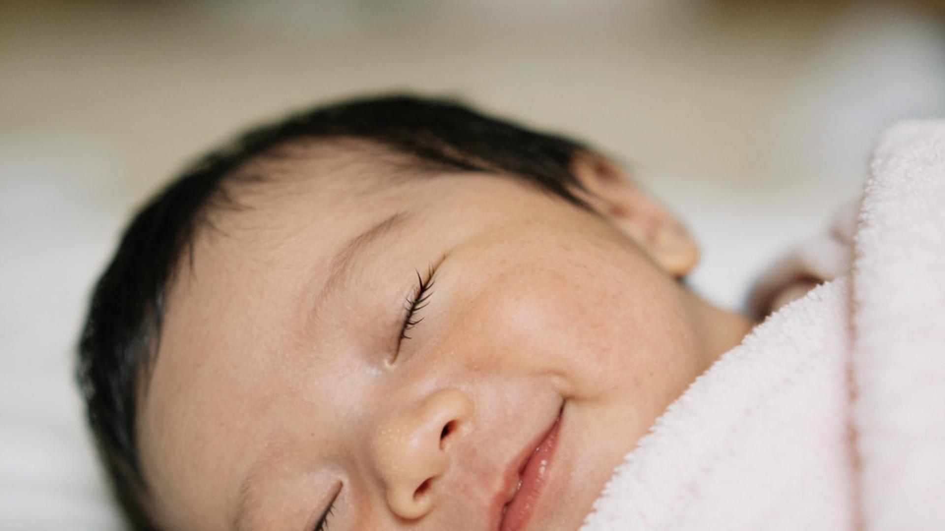 宝宝盯着空无一物的地方笑？科学解释超暖，别再迷信了