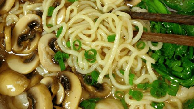 口蘑鱼丸汤面：鲜到眉毛跳舞，一口汤暖透心窝！