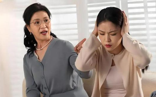 我妈拿走我工资卡给继子还网贷，我直接断绝关系，让她悔恨不已