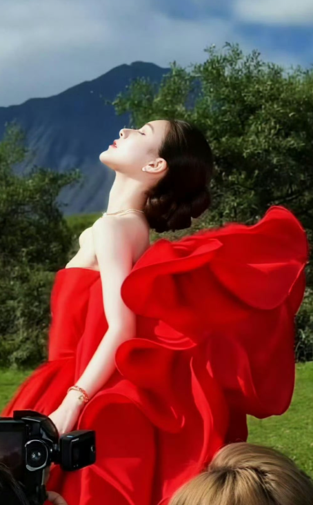 都说赵露思这组红裙生图梦回许妍，却觉得现在的她，早就超过了角色
户外青山绿树的底