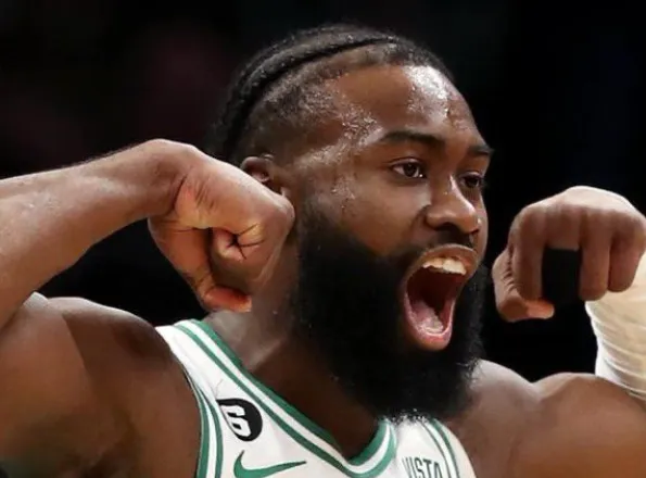 凯尔特人更新官方社媒，公布了球队对阵魔术的伤病报告。

缺阵（OUT）：杰伦-布