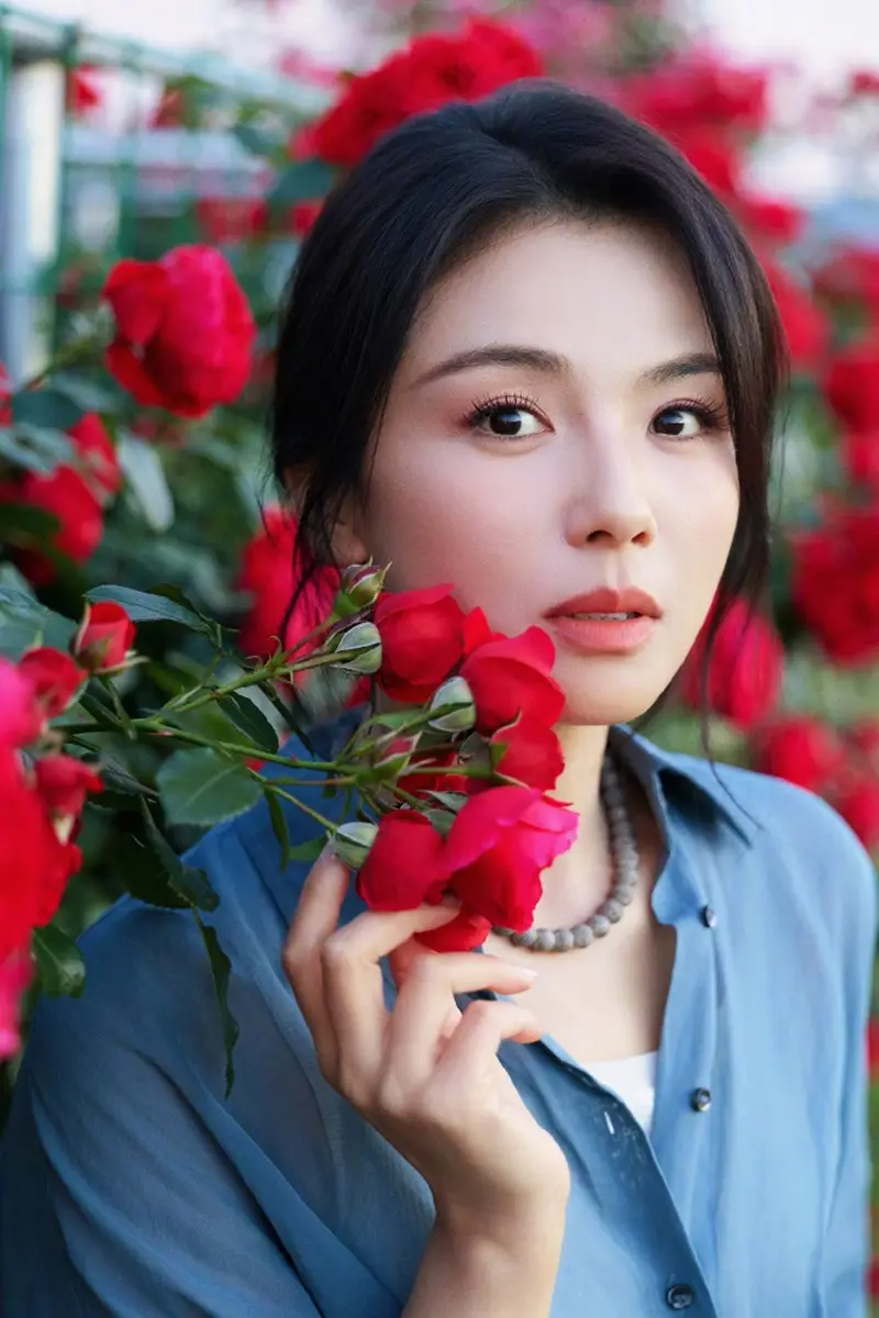 刘涛牛仔衬衫花墙大片，温婉大方尽显明丽气质