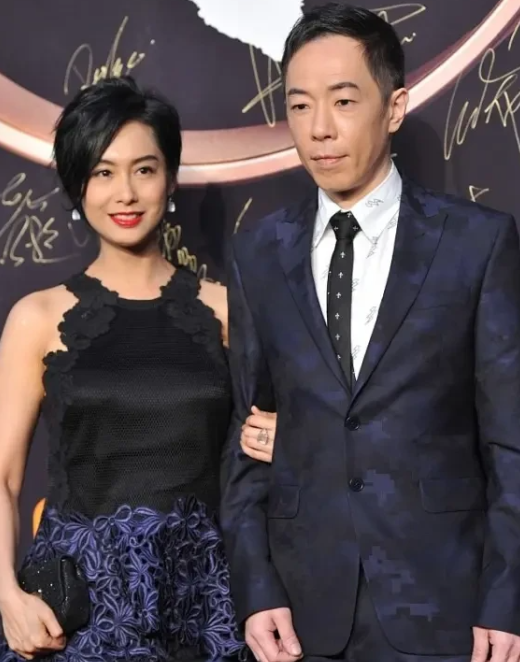 2013年黄贯中的父亲对朱茵拳打脚踢
黄贯中得知后大发雷霆，对着媒体喊话:"别看