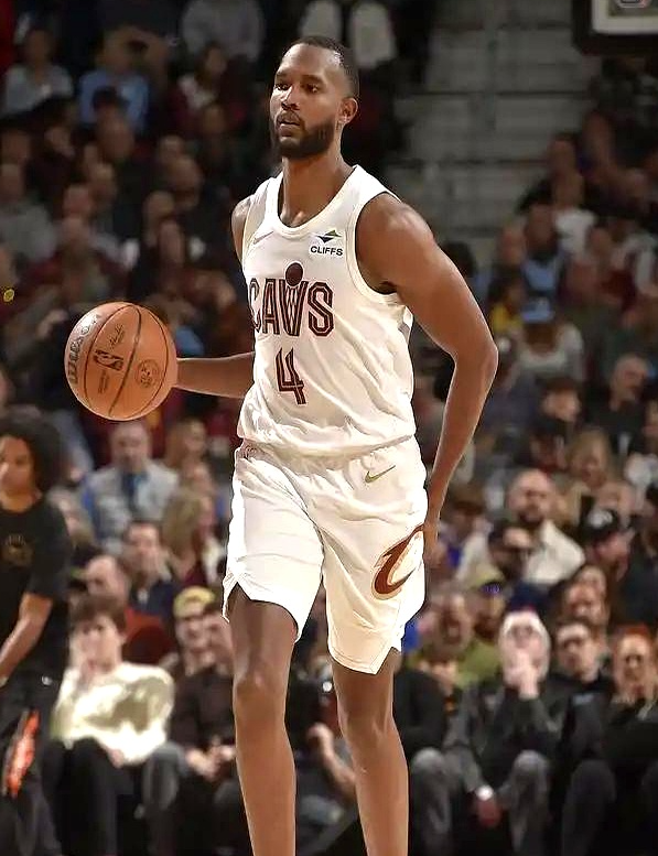 莫布里更适合第六人

内线终结不如阿伦，三分不行拉不开空间，定位很尴尬压根不适配