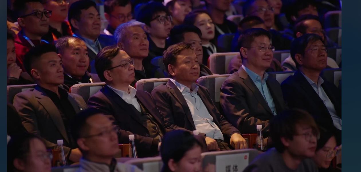 全新小米SU7上市，雷总面子很大，一众车圈老板都来捧场，就连王传福也来到现场，确