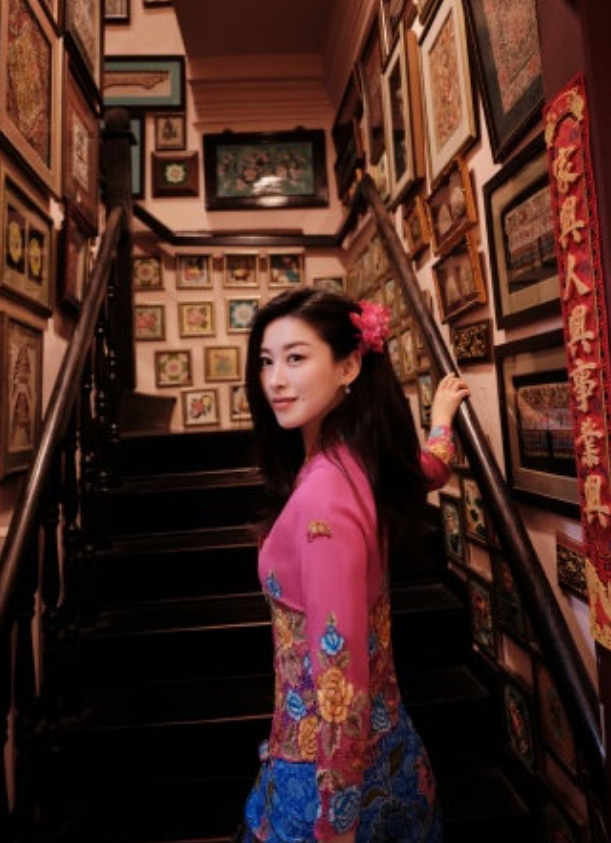 朱珠这条深V领丝绸长裙也太绝了！走起来百褶在光影里流动，配上她明艳大气的笑，简直