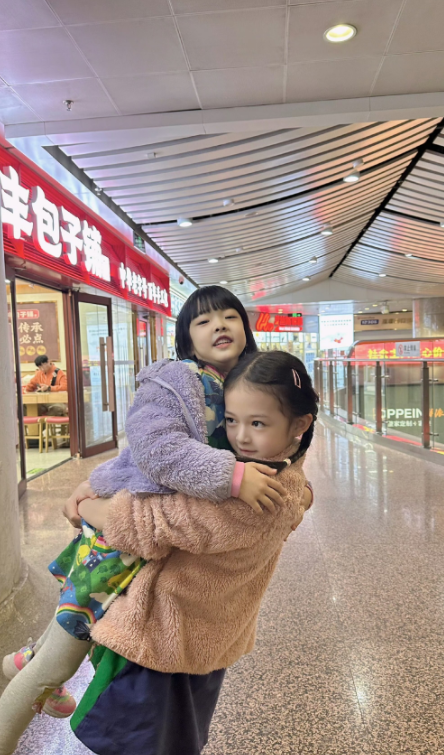 贾晓晨的两个宝贝，颜值太能打了！
4月14日，樊少皇老婆贾晓晨晒出两个女儿的合照