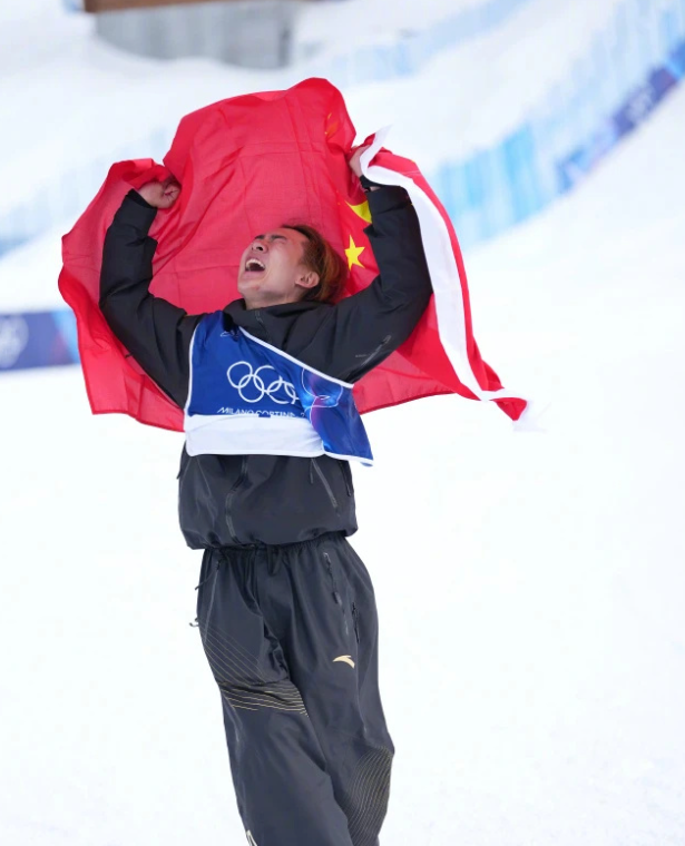 苏翊鸣不仅为中国代表团赢得本届冬奥会首金，更在生日当天身披国旗激情庆祝，成为全场