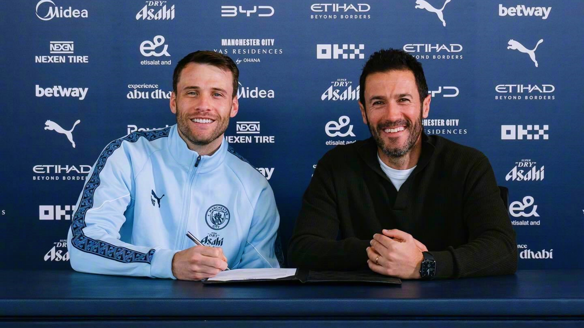 曼城官方宣布，与阵中33岁门将贝蒂内利续约1年至2027年。
去年夏天他从切尔西