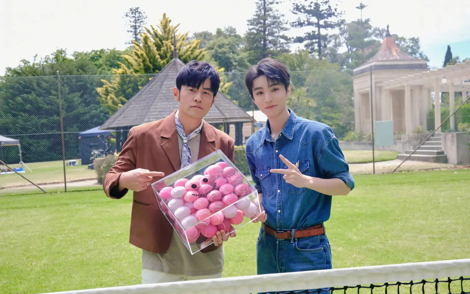 王俊凯再晒与偶像周杰伦合照：没想到吧，还有！