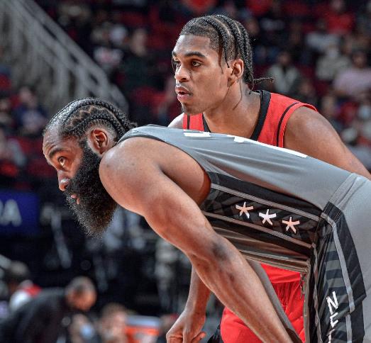 火箭队的旧将克里斯托弗近来表现不错，虽然长时间在发展联盟效力，但前一场比赛他单场