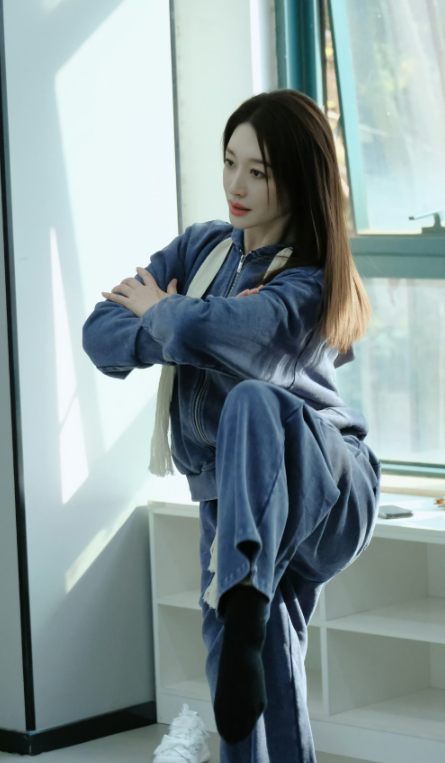 被李小冉这组训练花絮美到！状态真的绝了
这套雾霾蓝运动套装也太舒服了，流苏抽绳还