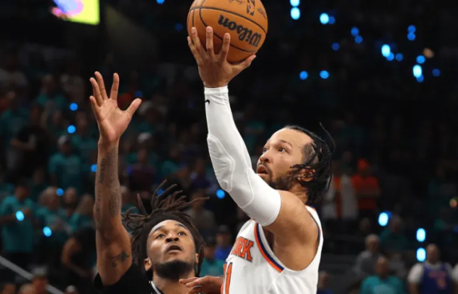 NBA总决赛，尼克斯客场105-95战胜马刺，系列赛大比分1-0领先。
全场比赛