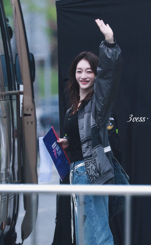 姐姐上班打卡了，状态好随意呀