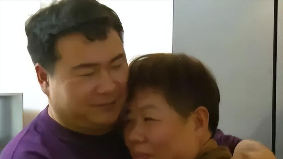 看完都感叹，老板娘资助男孩30年，生病后男孩跑来照料