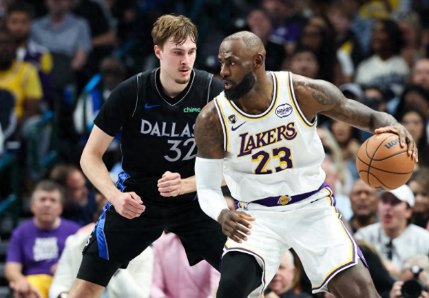 老詹最后几场都轮休吧没意义了

现实点讲这个赛季已经结束了，别为了雷迪克的西部第