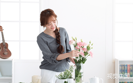 班长和导员骂我崇洋媚外，还把圣诞礼堂彩色装饰换成灵堂专用，却不知这是在布置领导的生日会场