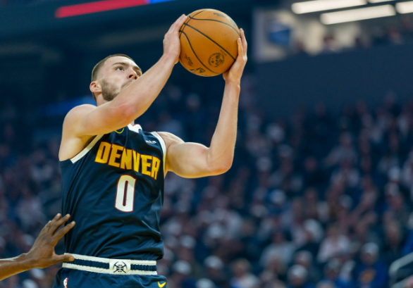 布劳恩最近的表现还行吧。我发现这个人和约基奇一样，也是超级会划水的人。但是比赛打