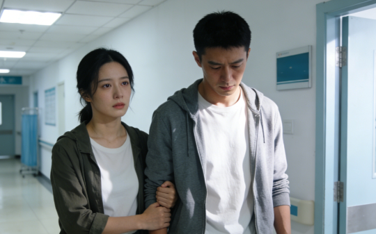 我苦苦等了10年，终于等到婆婆病倒了，可所有人都逼我伺候她，我没闹，而是掏出录音机，婆婆却慌了