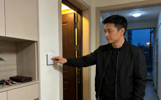 出差前我把家里地暖关了，楼下群发语音骂我，结果5天后发现家里室温升高还伴随着怪味