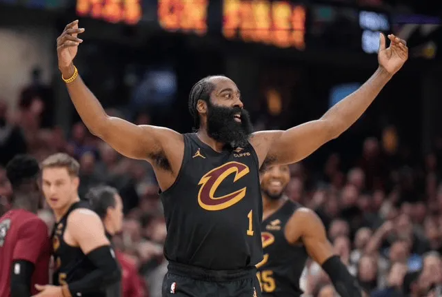 据美记Jake Fischer报道，NBA内部普遍“预期”詹姆斯-哈登本周将与骑
