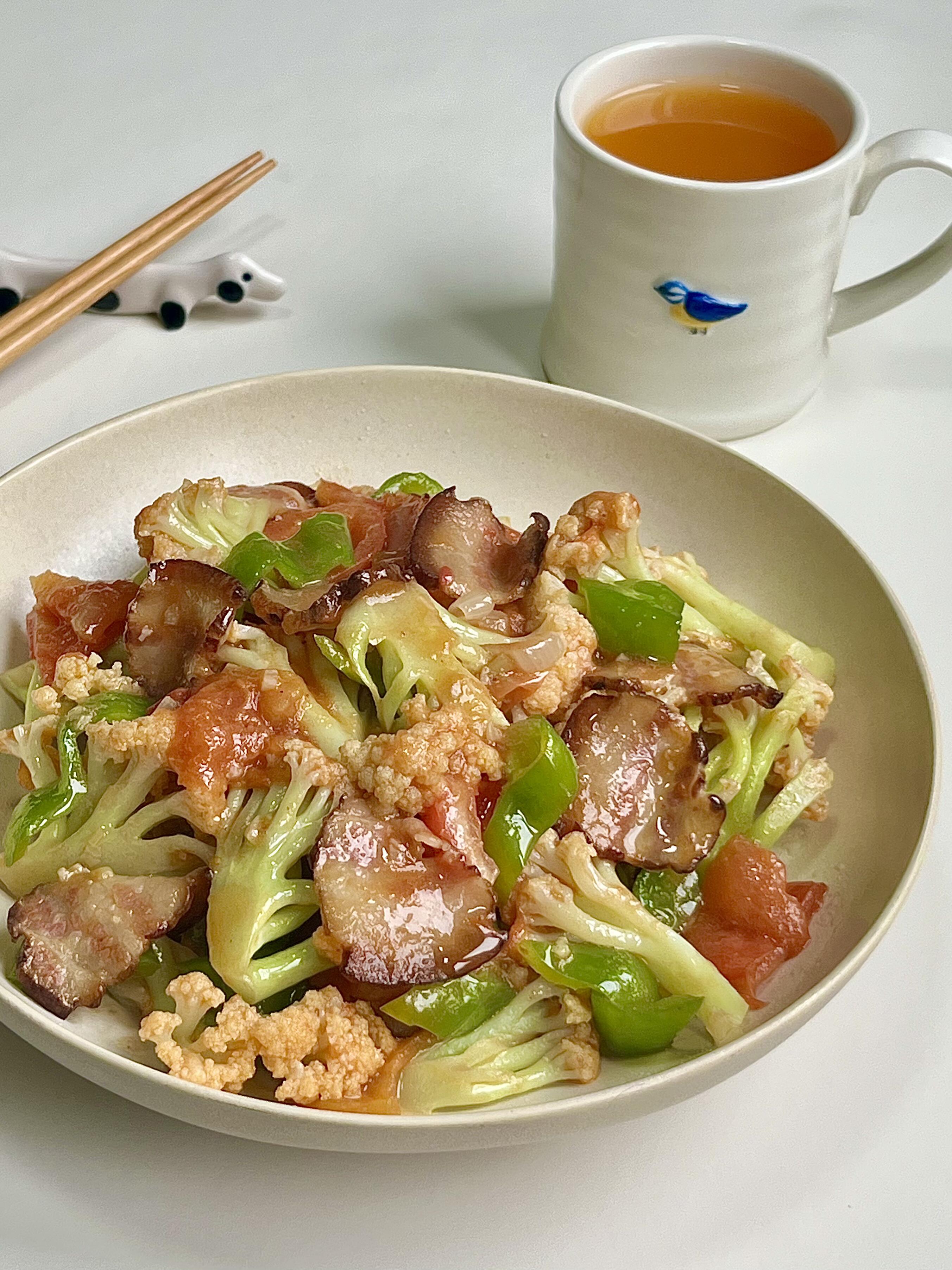 家常小炒天花板✨腊肉番茄炒花菜，下饭又清爽
挖到宝了！这道腊肉番茄炒花菜，真的太