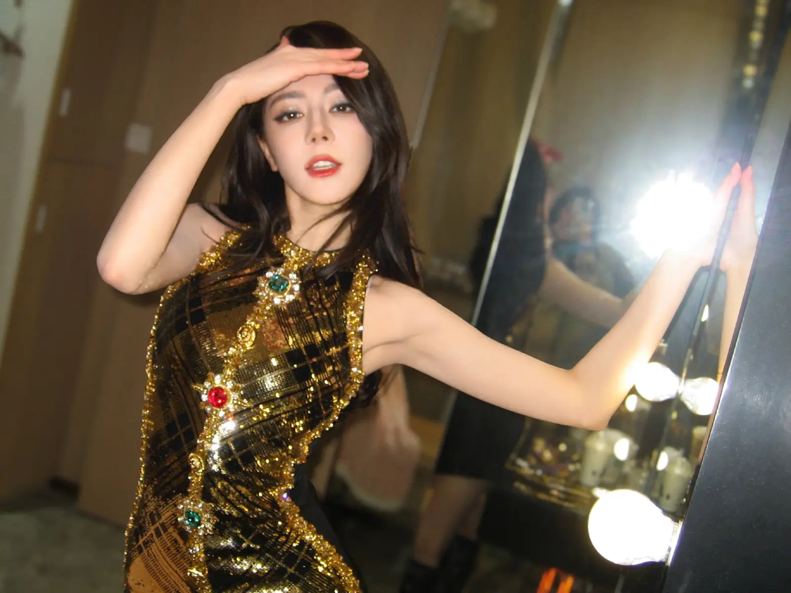 迪丽热巴化身黄金美杜莎女王！性感水蛇腰火辣吸睛