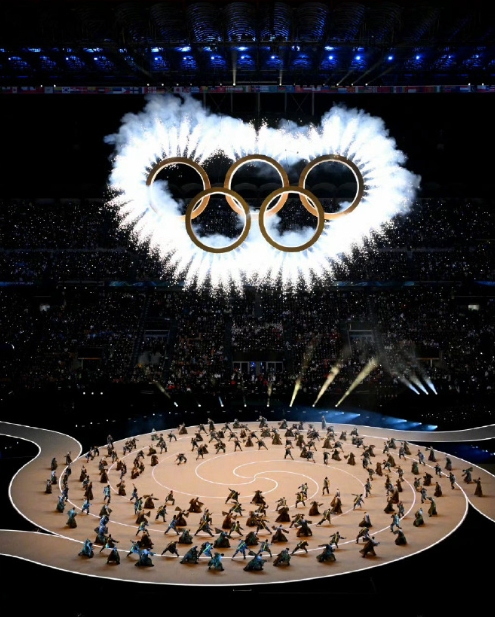 米兰还是那个时尚之都，开幕式留给大家的印象还是1990年世界杯意大利之夏的感觉。