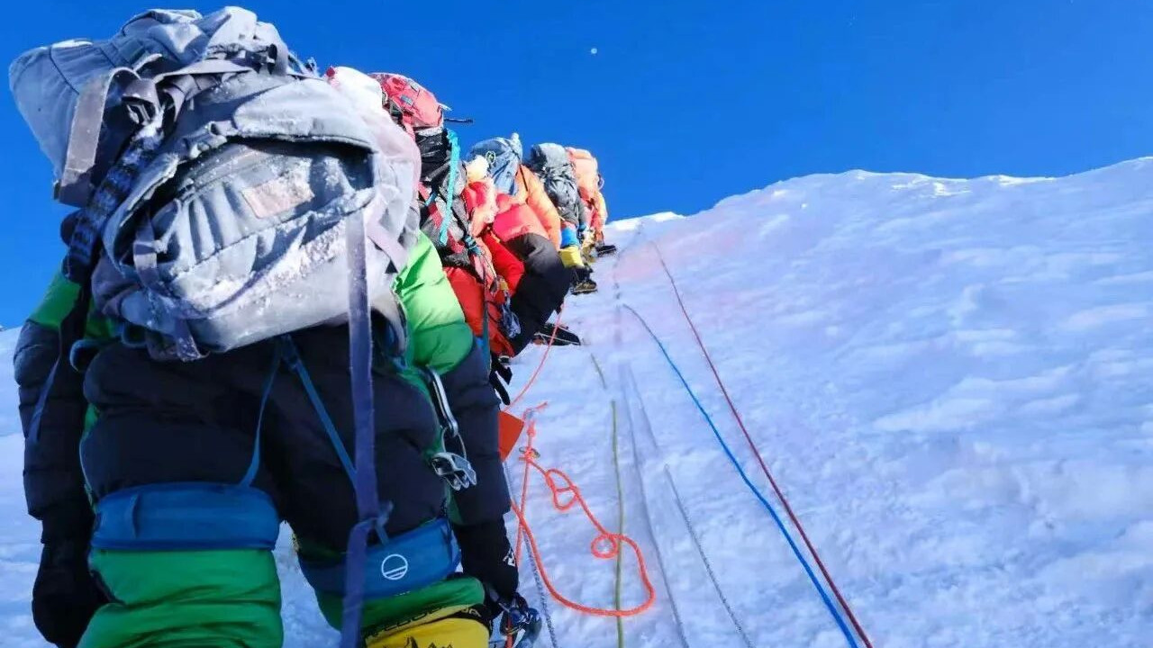 世界之巅的问候：RF RACER 成功登顶珠穆朗玛峰