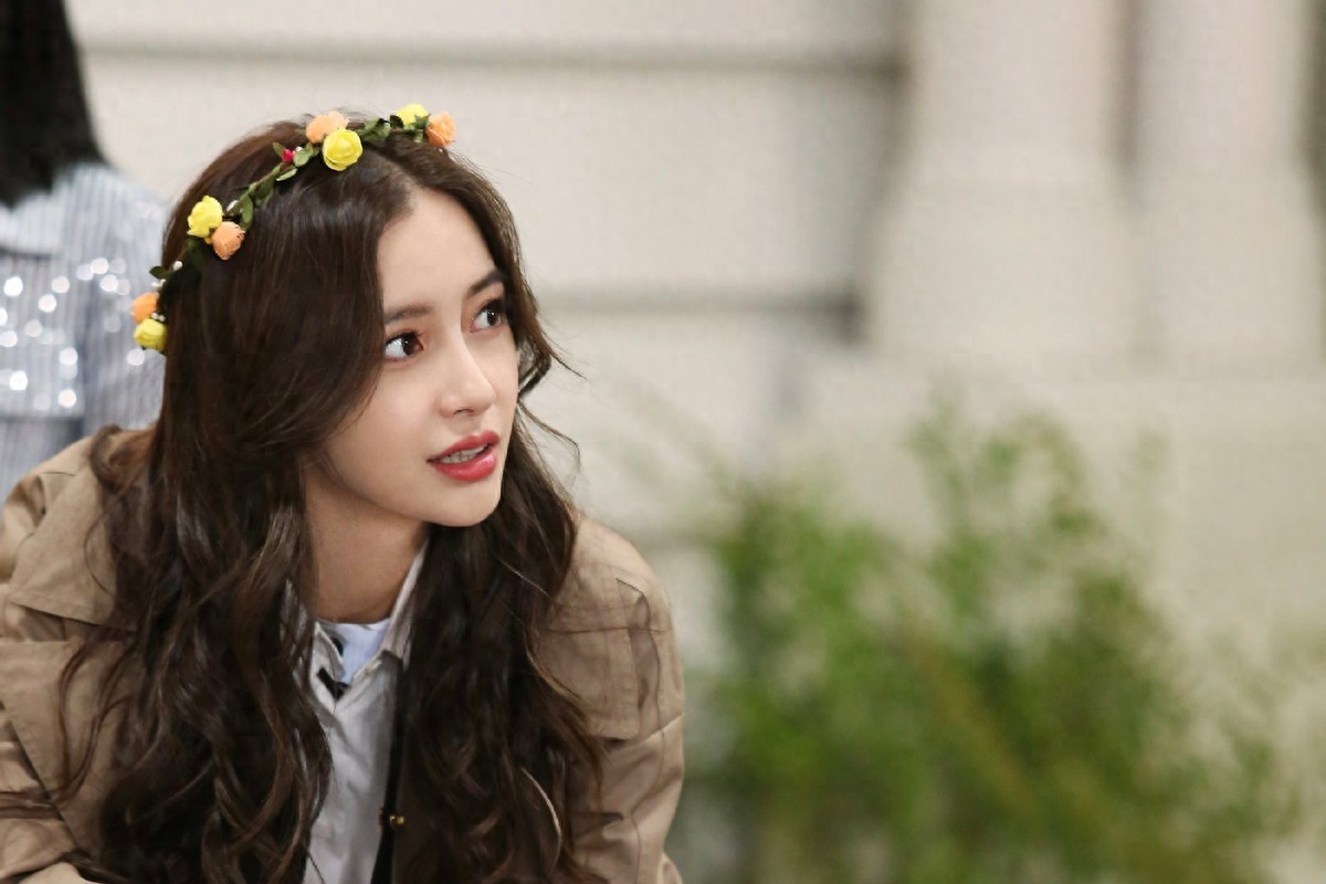 杨颖佩戴定制礼服亮相红蜻蜓直播间，设计师公开质疑未授权