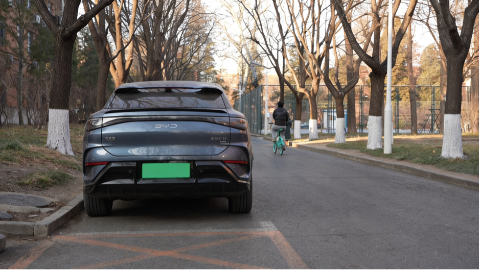 最近，走进全国多所高校校园，一个明显的变化正在发生：教学楼前、实验室旁、教职工停