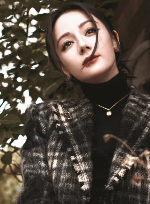 你是穿过弄堂的夏日晚风，不经意间拂过我汗湿的额角