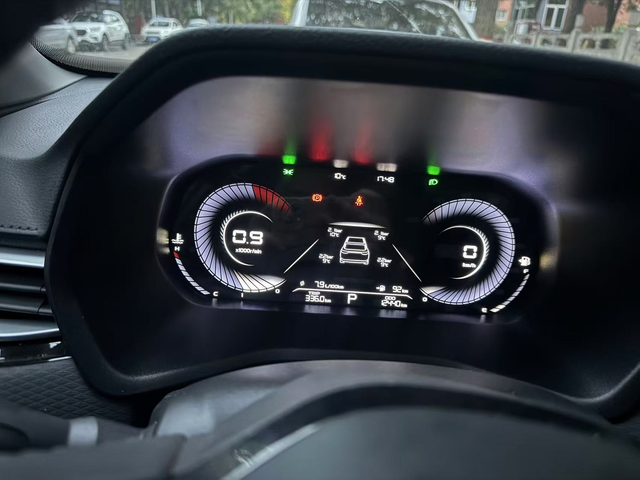 开了一年了现在前轮胎压2.1
后轮胎压2.2，平时市区开，基本不跑高速油耗7.5