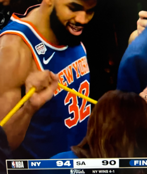 纽约尼克斯成为第一个双冠王！！本赛季同时获得NBA总冠军+季中赛冠军！！
同时纽