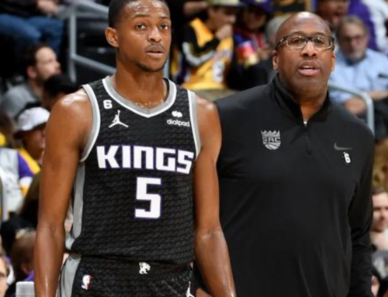 NBA总决赛，马刺对阵尼克斯的G5比赛中，出现了非常奇葩的一幕。比赛一开始， 跳