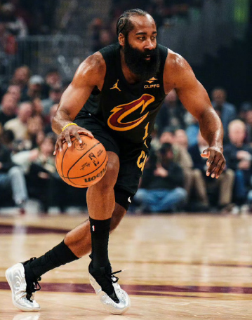 哈登的抛投，季后赛的使用频率很高！所有人都防不了，只看手感了！依稀记得那年登哥打