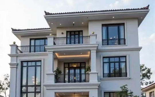 养子即将继承家族产业，不料贫困的亲生父母却突然找上门：孩子跟我们回家！