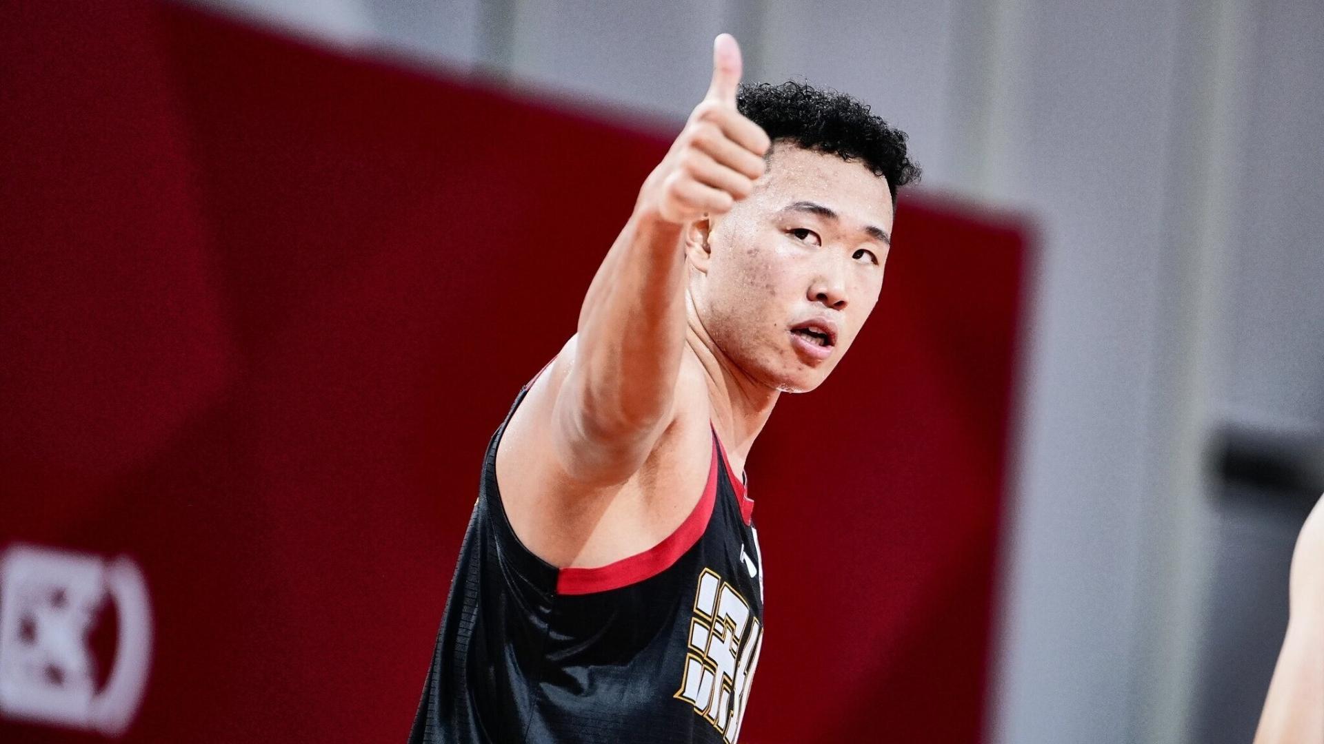 贺希宁激动落泪：上次代表国家队是5年前 希望大家重新喜欢上中国篮球