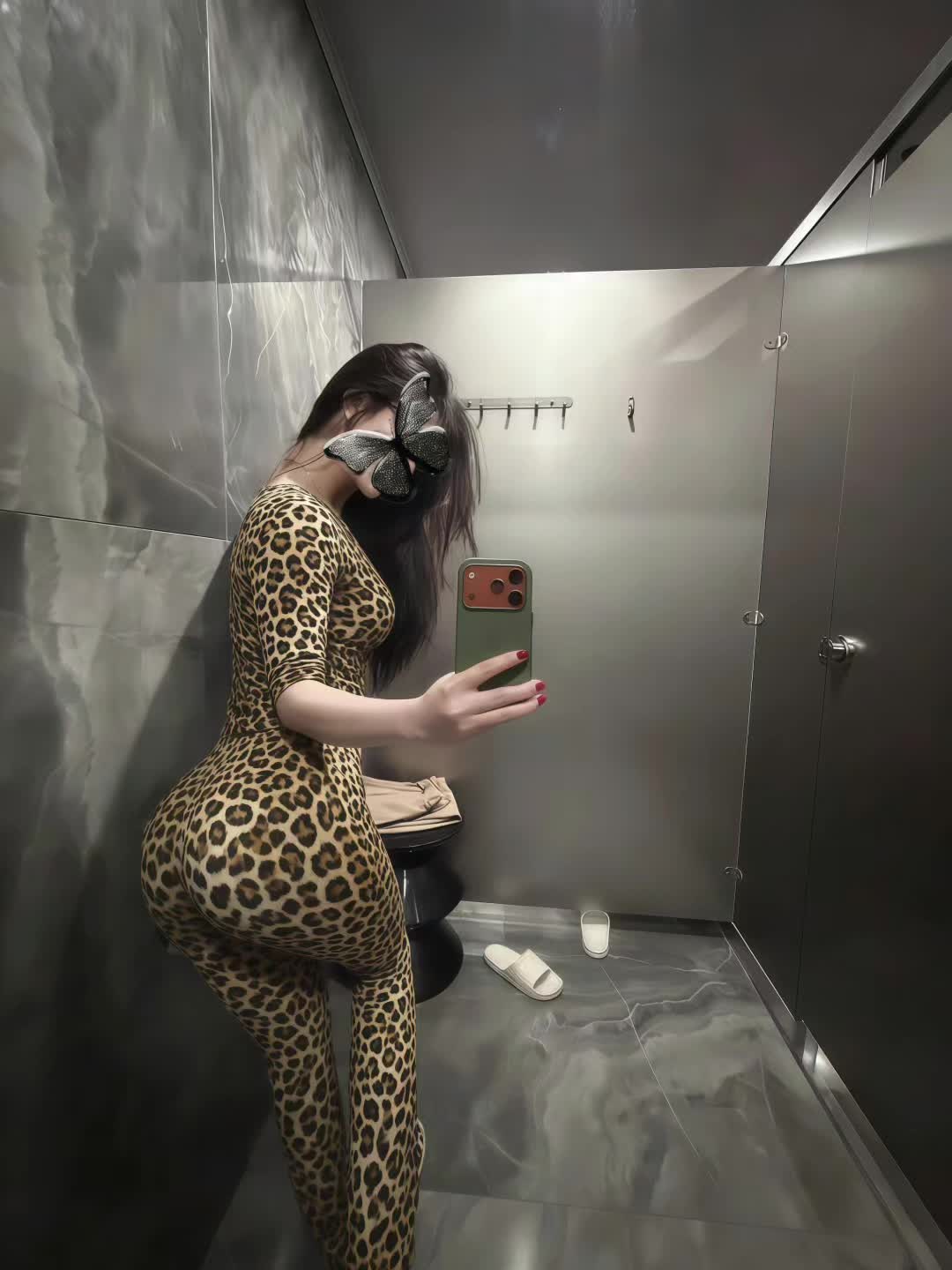 玩归玩，闹归闹，试衣间里别拍照