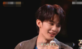 听到李佳薇没看电影，何老师立马小套路安排，这波操作太可爱 ​​​