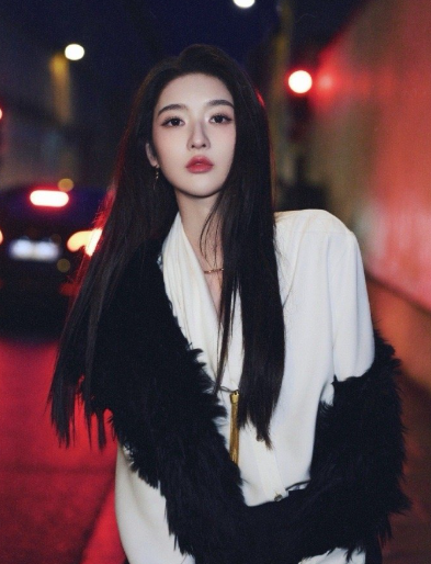 王玉雯看秀look太可！白色流苏衬衫配黑裤，黑长直尽显姐感，又美又飒，从“塞纳河