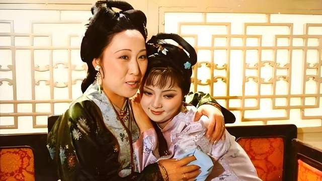 林黛玉为何要认薛姨妈做娘？薛姨妈和宝钗的态度又为何不同？各有各的打算