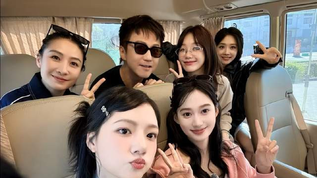 邓超晒《五哈》新阵容，影迷会在线拆台：嘬腮混进美女合影