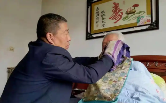 父亲痴呆27年，忽然想起海南有栋300平别墅，儿子找过去却呆立在门前