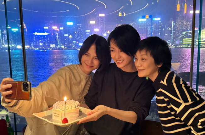 歌手梁咏琪高调发文字里行间都是感慨和兴奋
还给大家带来了祝福，谁能想到，原来她这