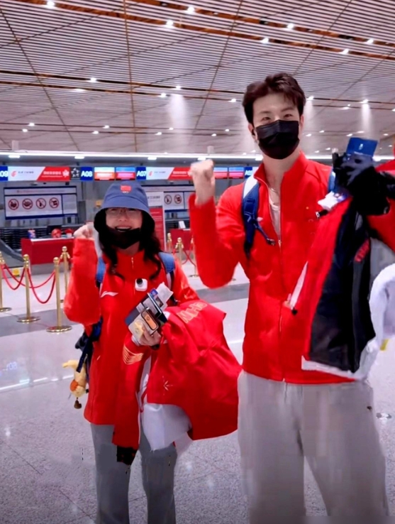 独自去偷欢响起，王诗玥柳鑫宇出场。

这是他们第三次站在奥运冰面，米兰团体赛韵律