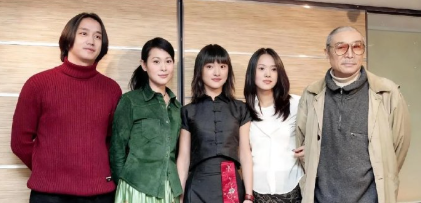 我发现伊能静和黄圣依一样，都长了一张高个子的脸。
我一直以为她俩不会低于165厘