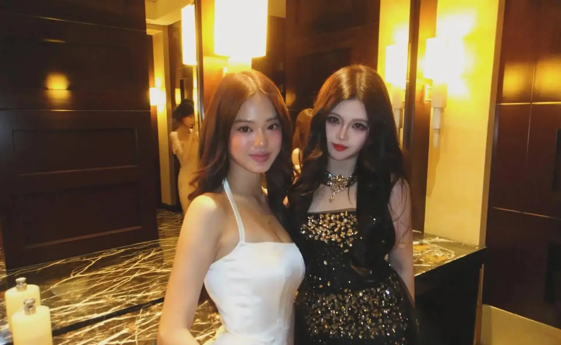 钟丽缇二女儿穿白裙参加毕业舞会 与好友同框青春靓丽