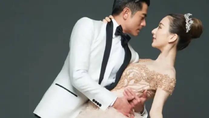 ​郭富城方媛九周年秀恩爱，百元水晶摆件总价不足600