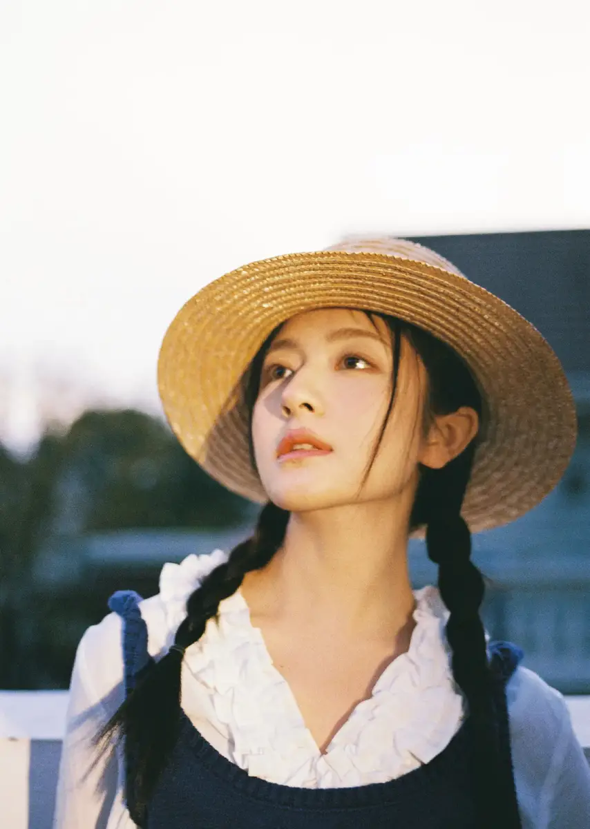 李兰迪拍春日大片治愈清新 草帽双麻花灵动又元气